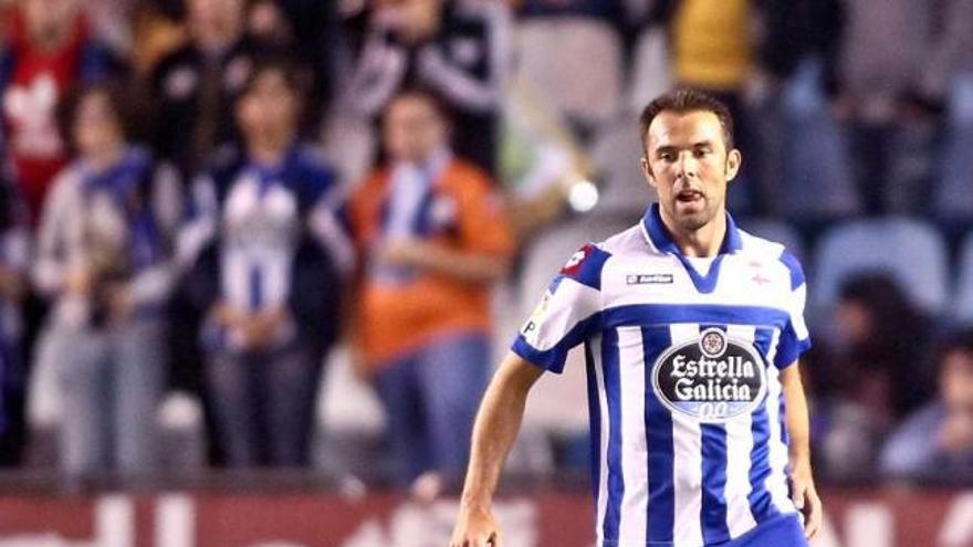 Marchena conduce el balón durante el encuentro ante el Sevilla en Riazor. / 13fotos