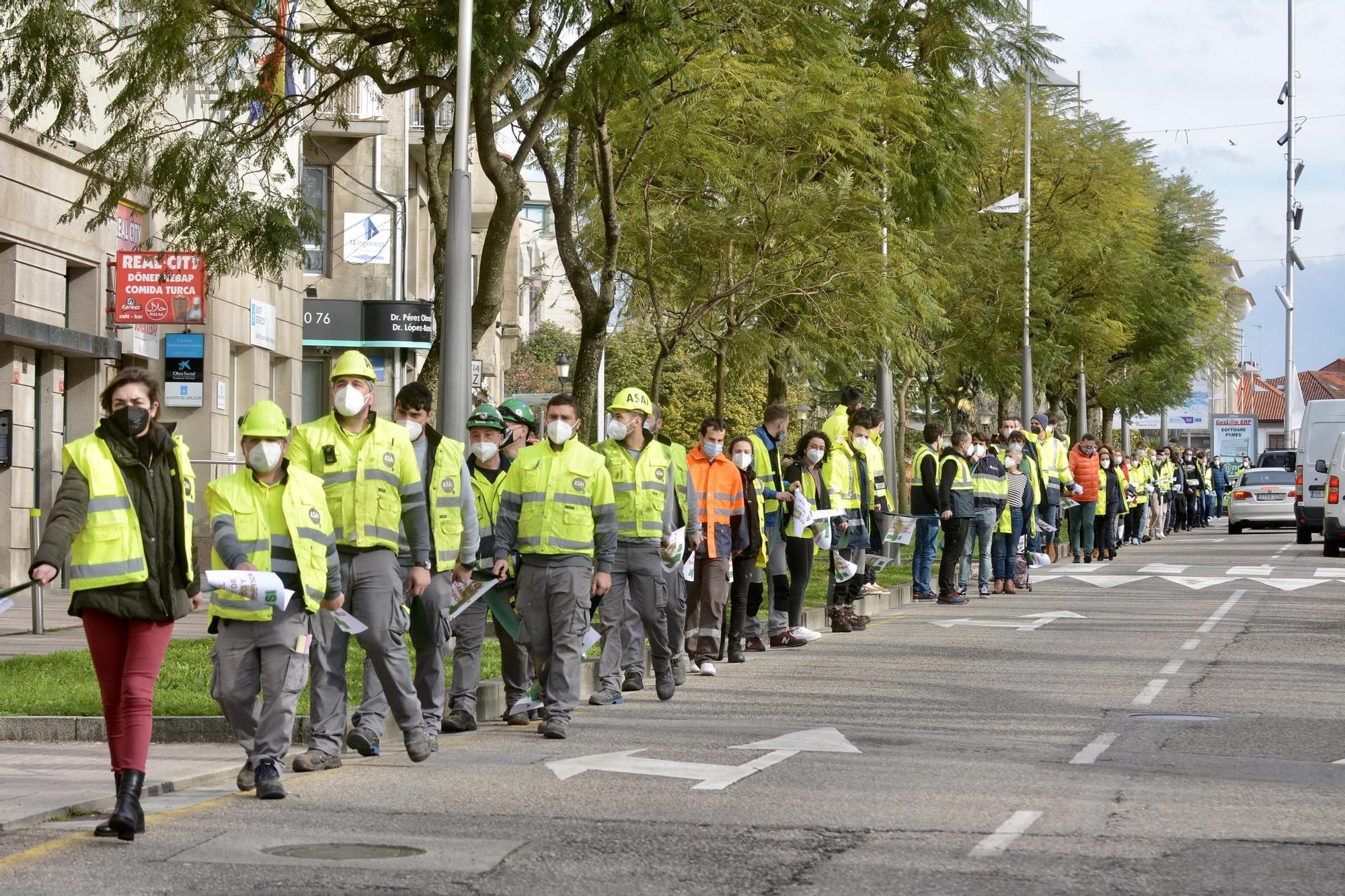 Manifestación con cadena humana de los trabajadores de ENCE