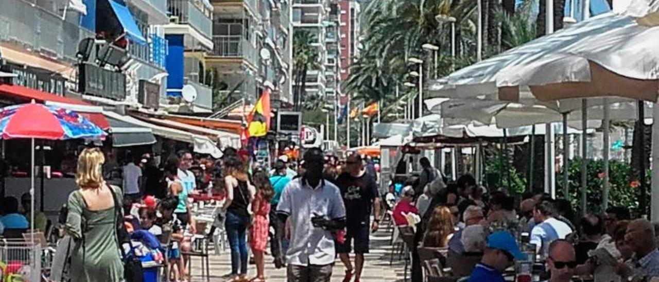 Estado que presentaba el paseo marítimo durante el largo puente festivo que enlazó el Nou de Octubre con la fiesta nacional. | JOAN GIMENO