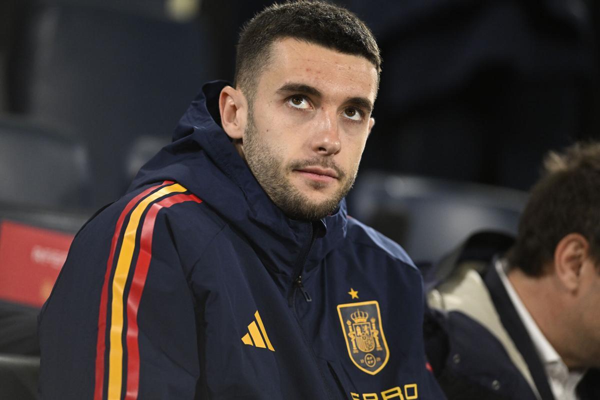 El portero de la selección española de fútbol Joan García, en la grada durante el encuentro amistoso que los combinados nacionales de España y Serbia disputan este viernes en el estadio de La Cerámica, en Villarreal. EFE/Andreu Esteban