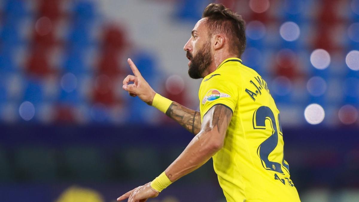 Morales celebra el
primer gol del
Villarreal.  germán caballero