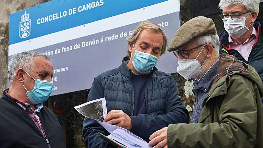 Representantes del Concello y de la UTE observan, ayer, los trabajos en la EDAR de Areamilla. |   // G.NÚÑEZ