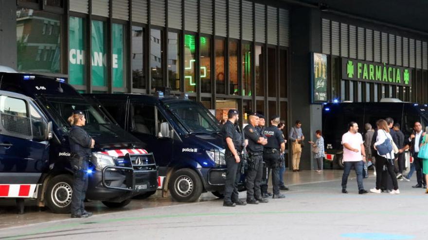 Pla general del dispositiu de Mossos a les portes de l&#039;estació de Sants.