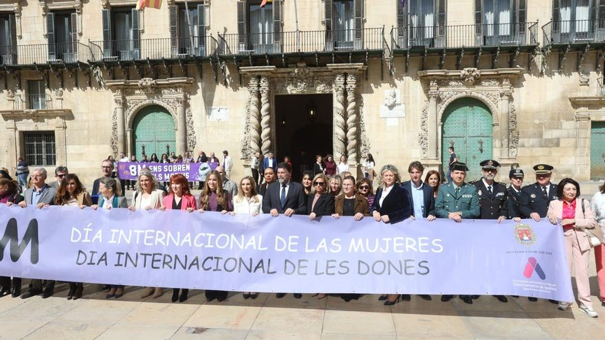 Un 8M cada vez más bronco en Alicante: izquierda y derecha insisten en su guerra de pancartas
