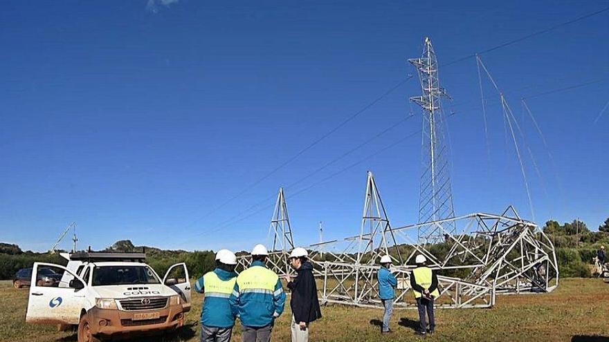 Operarios de Red Eléctrica trabajando en la reposición de una de las torres eléctricas afectadas.