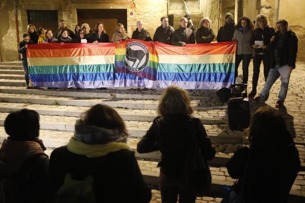 Concentració a la plaça del Pallol per l''atac a l''espai LGTBI de Girona