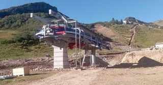 El telecabina de Pajares echa raíces: las obras para instalar la nueva estructura avanzan a buen ritmo
