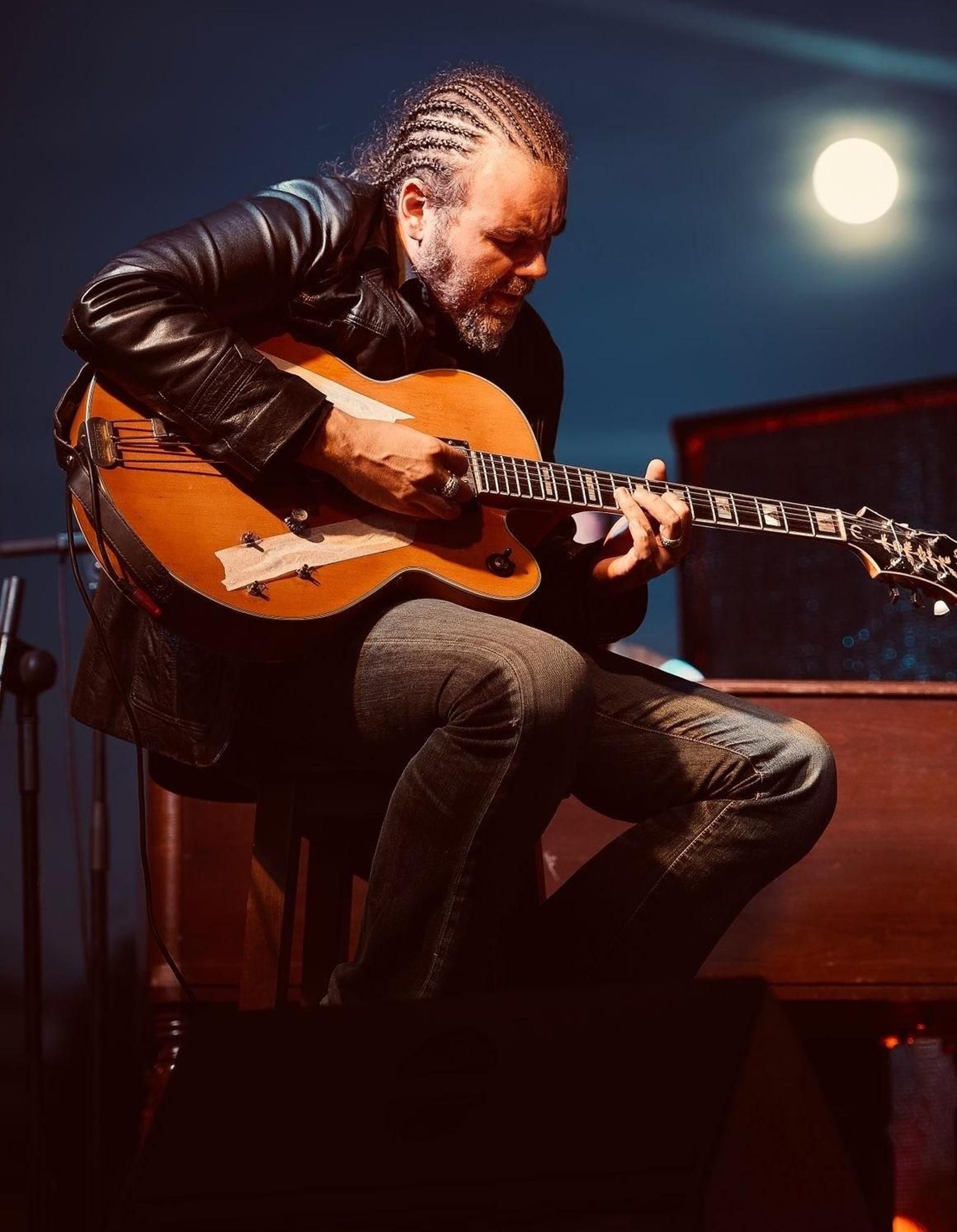 El guitarrista Telmo Fernández ofrece un concierto con su trío antes de la jam session.