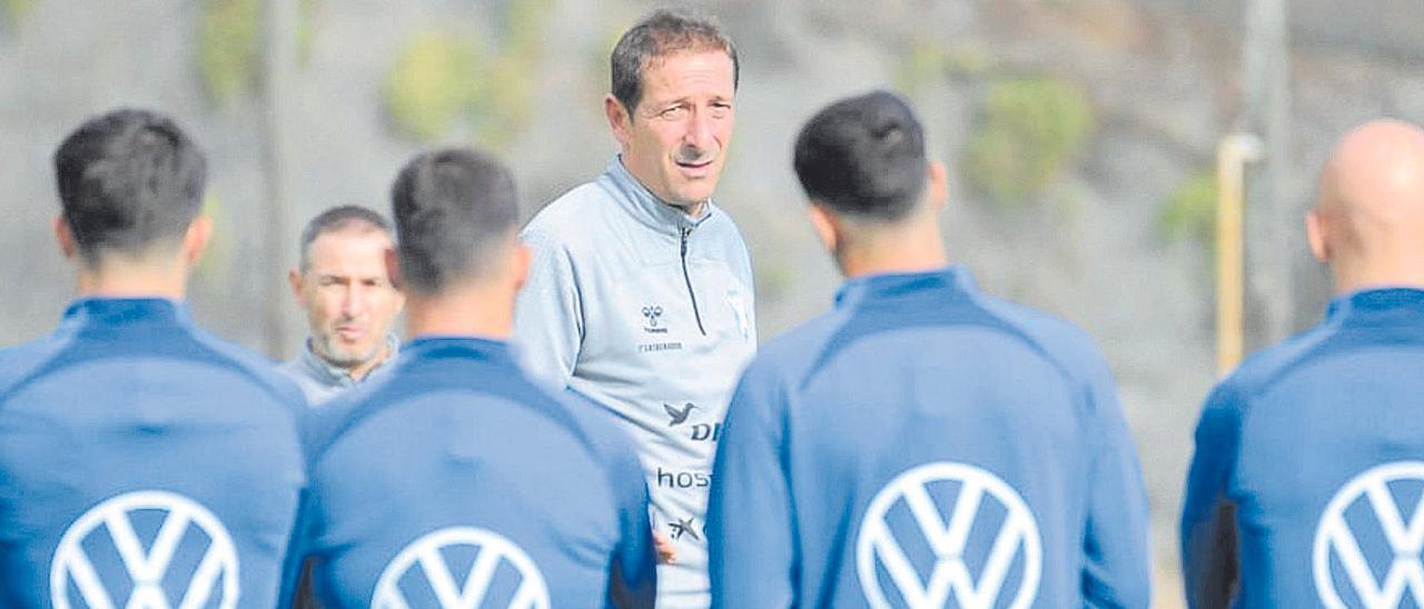 Luis Miguel Ramis, antes del entrenamiento de ayer.