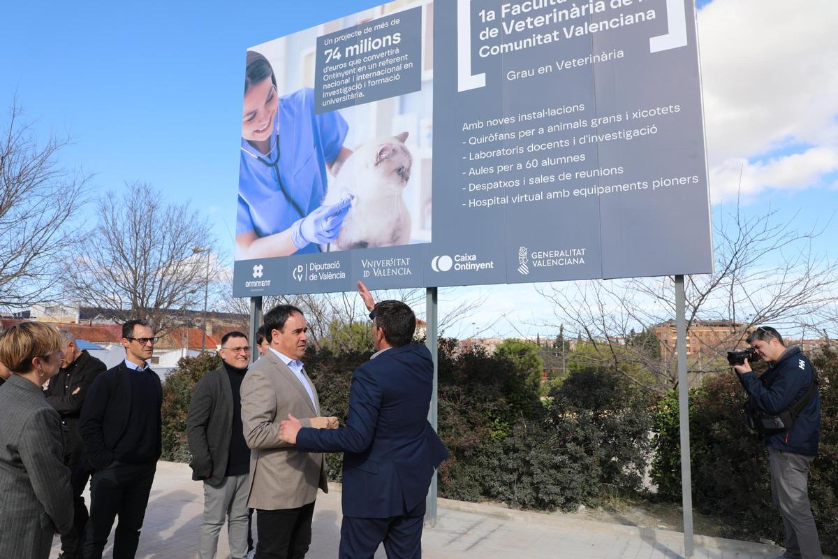 Jorge Rodríguez muestra el cartel anunciador de la futura facultad a Pérez Llorca.