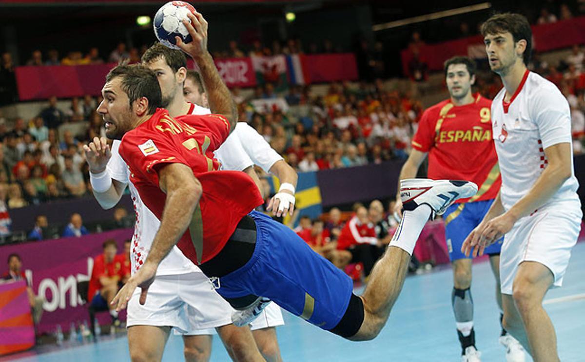 Joan Cañellas lanza a portería durante el partido de balonmano disputado contra Croacia. España perdió.