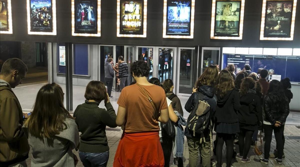 Colas de espectadores ante una sala durante la Fiesta del Cine del 2014.