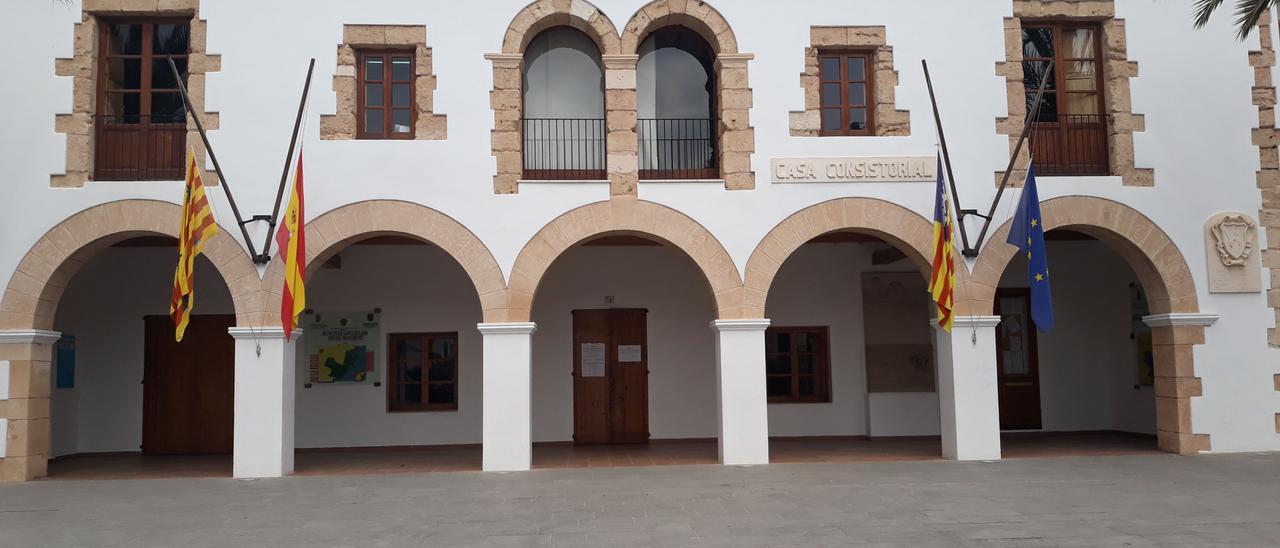 Fachada de la sede del Ayuntamiento de Santa Eulària.