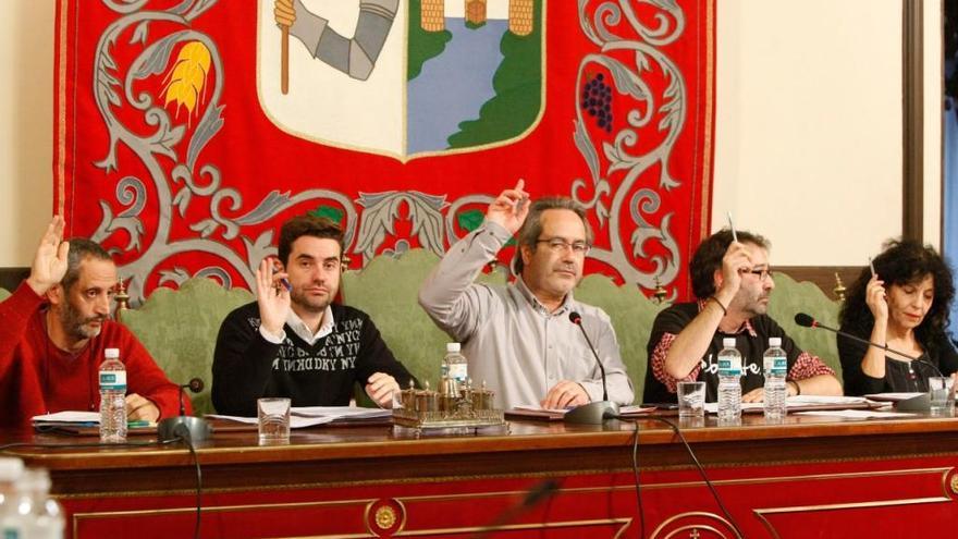 Votación durante un Pleno en el Ayuntamiento de Zamora.