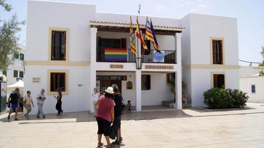 Bandera arcoíris en el balcón del Consell de Formentera. | C. C.