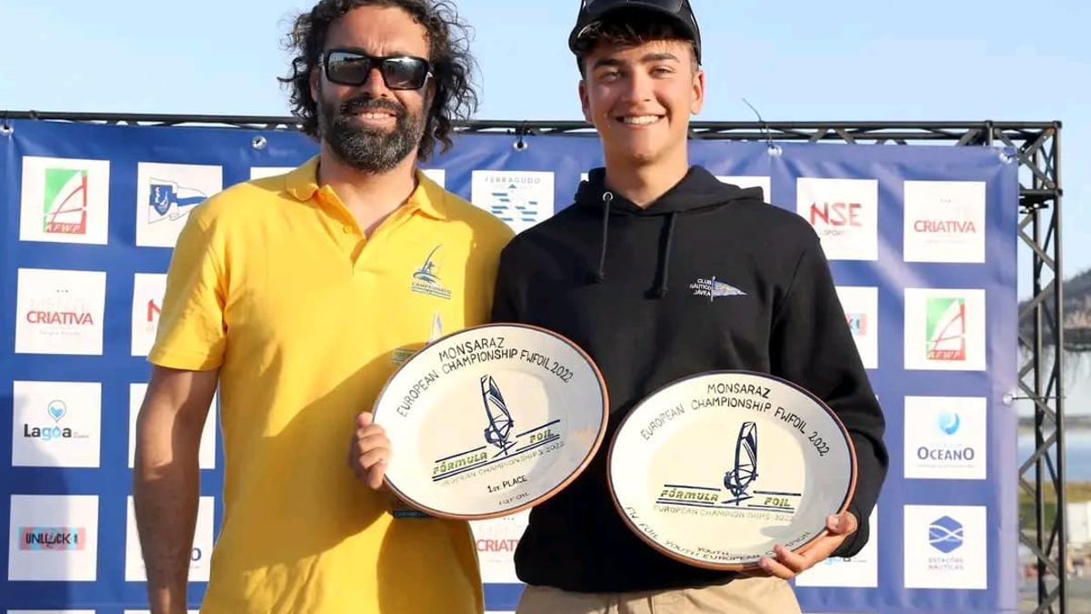 El regatista del Club Náutico Jávea, Álex Ortega, se ha proclamado campeón de europa de clase IqFoil en la categoría Juvenil.