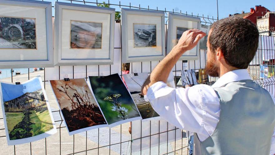 Un participante de la exposición observa las fotografías. // S.A.