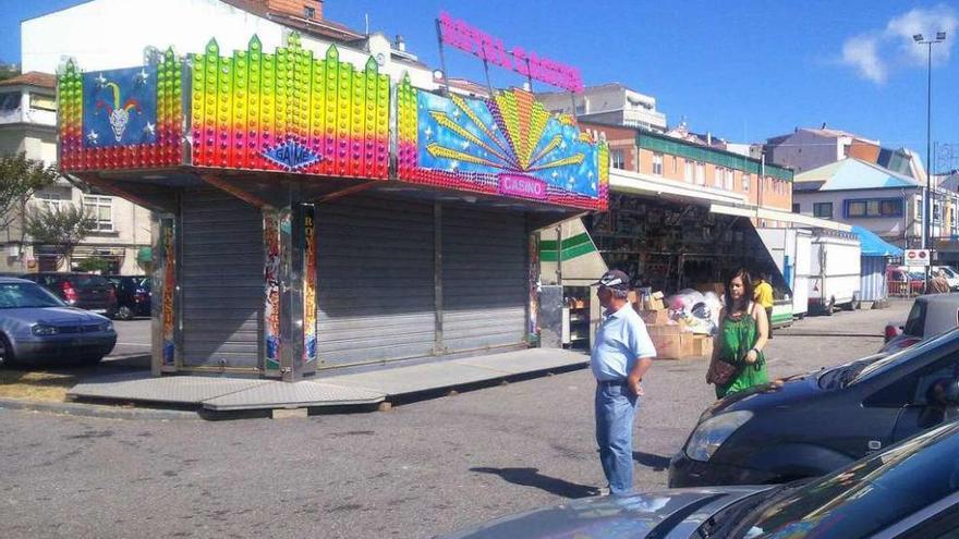 Primeras atracciones instaladas ayer en el paseo de Moaña. // Gonzalo Núñez