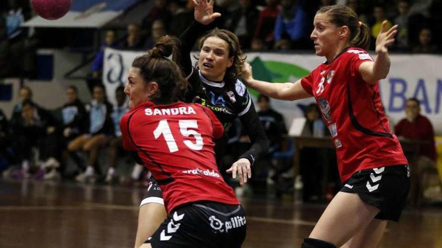 Kuschankova pasa el balón a una compañera durante el partido de ayer. // Ricardo Grobas