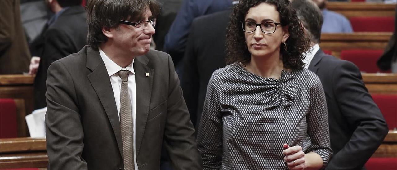 Carles Puigdemont y Marta Rovira, en el hemiciclo del Parlament.