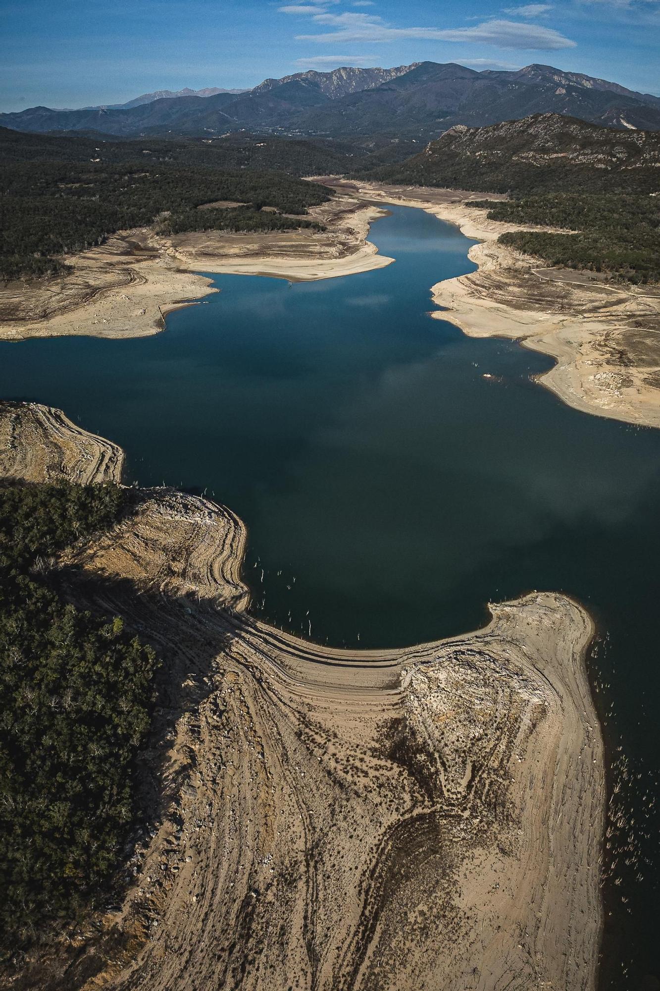 Galeria Imatges: la dramàtica situació del pantà de Dosrius Boadella a vista de dron