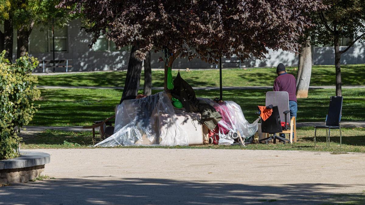 Personas sin hogar en el parque Bruil de Zaragoza, hace una semana.