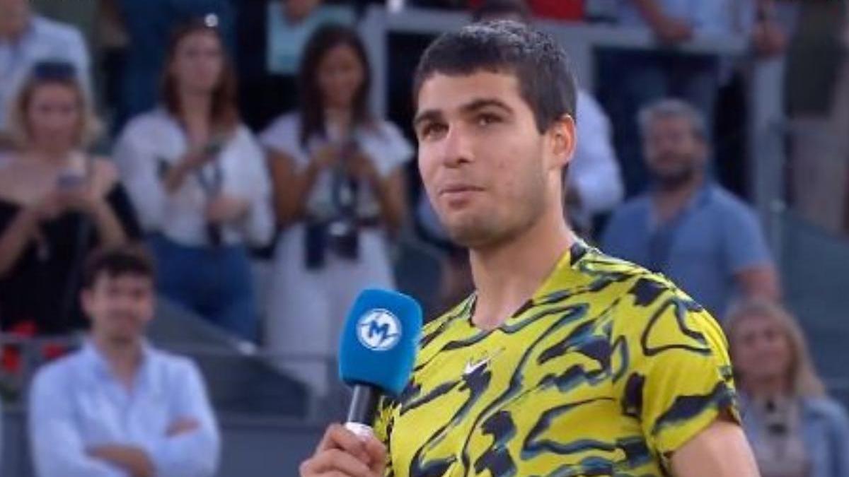 Alcaraz habla al público tras ganar la final del Mutua Madrid Open.