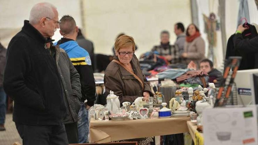 Asistentes al rastrillo solidario en el parque La Laguna.