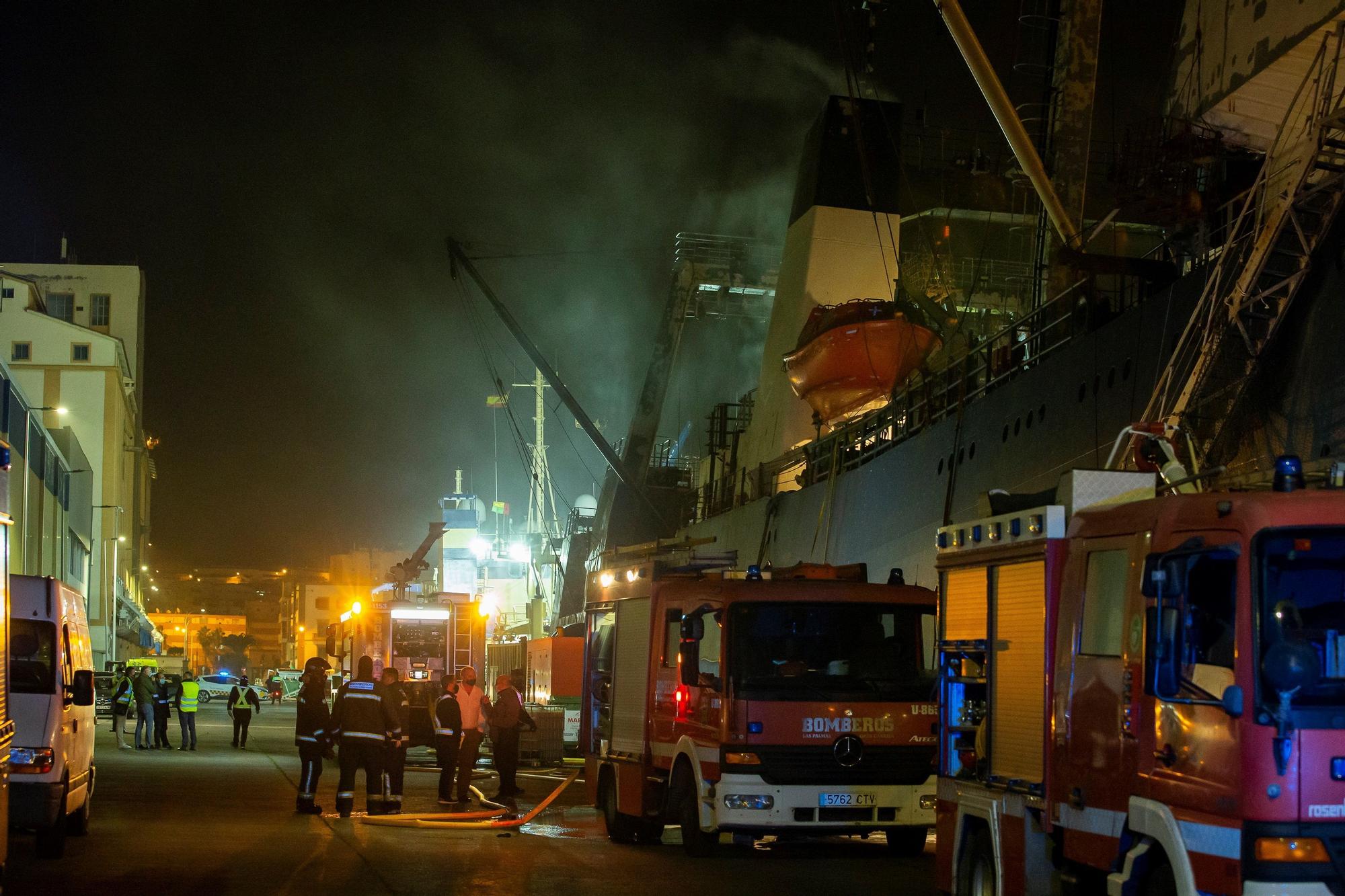 Pesquero incendiado en La Luz