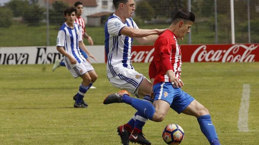 El rojiblanco Gaspar protege el balón en el duelo de ida ante la Real Sociedad B.