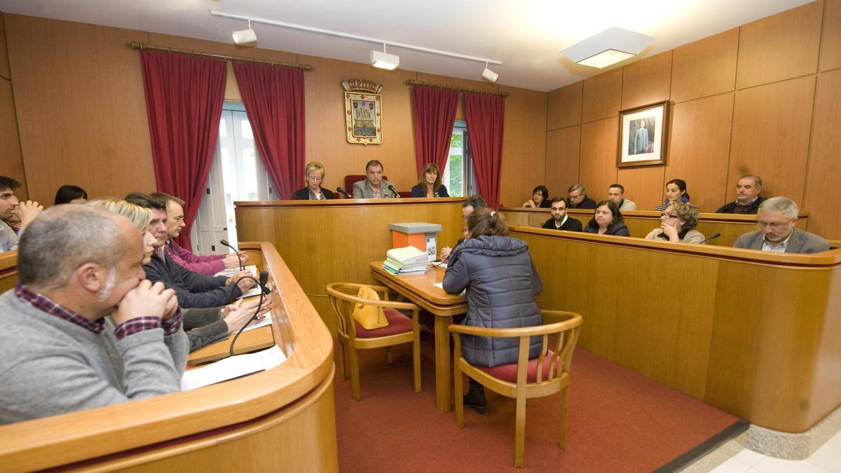 Pleno de Oleiros de 2014, donde se aprobó de forma global el PXOM