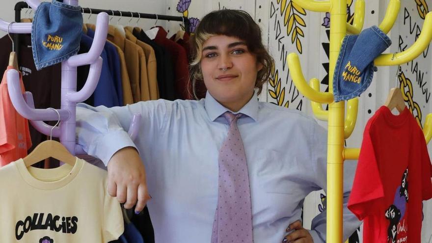 Marina Bruno, con varias prendas de «Puru Remangu» en la tienda del Postigo Alto. | FERNANDO RODRÍGUEZ