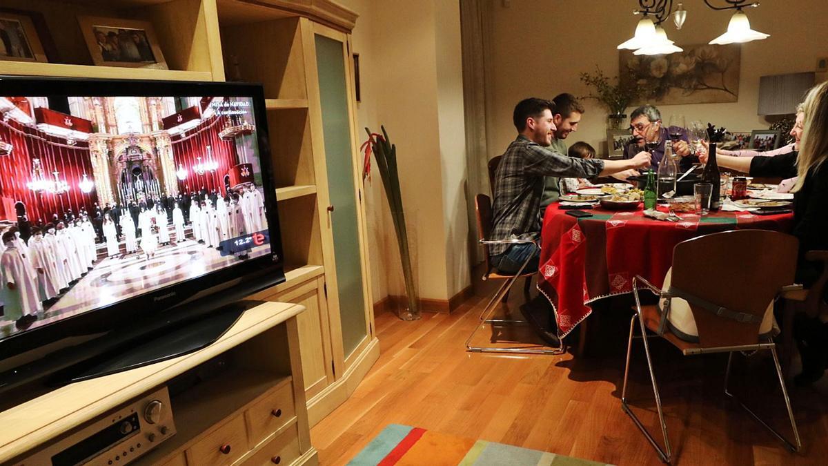 Una familia ilicitana celebrando la Nochebuena, en casa, y con el concierto de villancicos del Misteri en la televisión