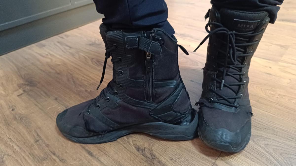 Las botas de uno de los agentes de la Policía Local de Icod de los Vinos
