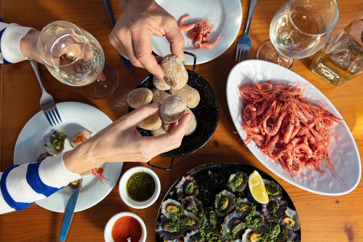 Camarones, lapas y papas con vino blanco en La Cofradía de Pescadores de Tajao.