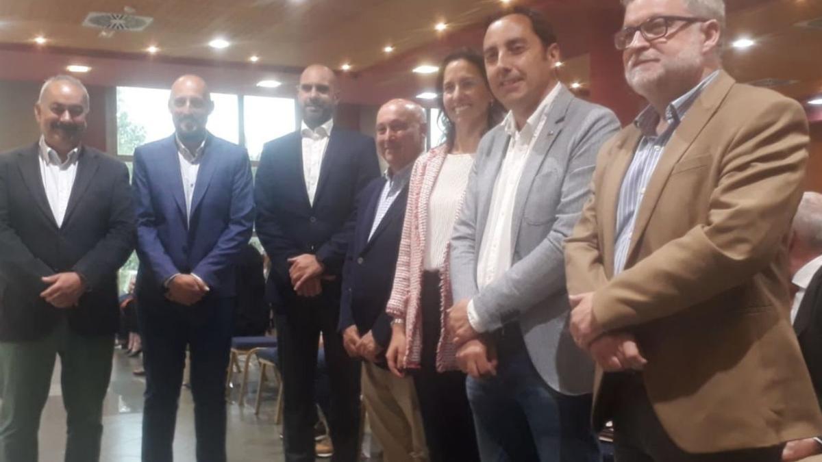 Por la izquierda, Roberto Álvarez Suárez, de la sociedad Gorfolí-Santufirme; Luis Miguel Álvarez Bobes, del Núcleo Zoológico de Tuernes el Pequeño; Rodrigo Caunedo Fernández, de Ecolab Rural; Ángel Iglesias, de Ganadería Iglesias; Eva Rodríguez Alonso, de Hijos de Luis Rodríguez; Gerardo Sanz, alcalde de Llanera, y Pablo García-Vigón, presidente de la Federación de Áreas Empresariales de Asturias (Areas). | A. L.