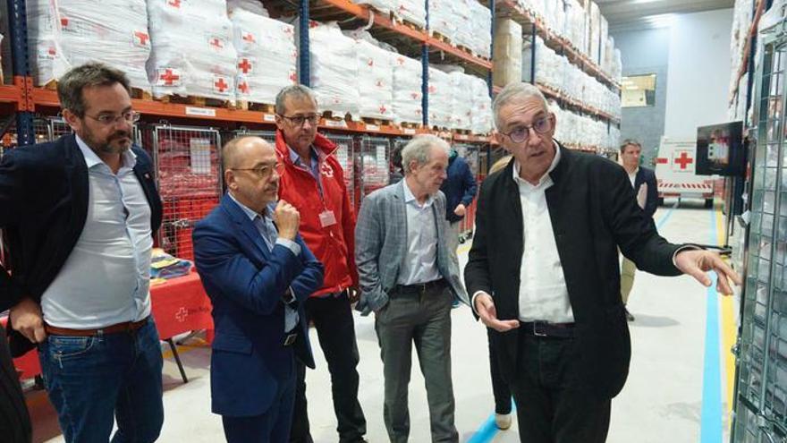 El conseller Carles Campuzano en la seva visita al centre de Creu Roja de Sant Martí de Tous