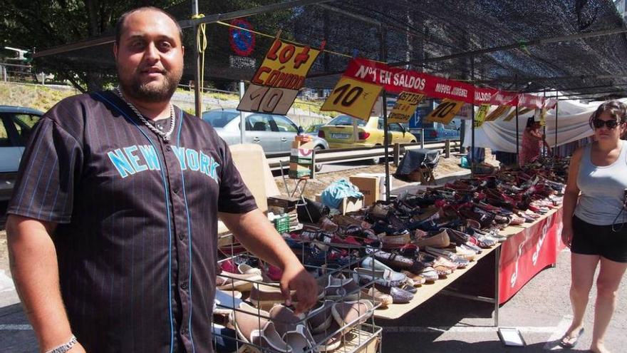 David Gabarri, ayer, en el puesto de su tío en Pola de Siero.