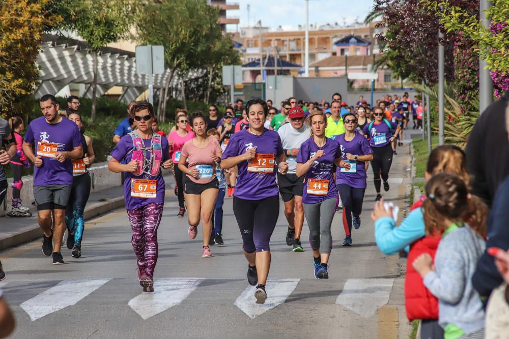 Más de 400 personas toman parte en la marcha solidaria de AFA Torrevieja y en las pruebas deportivas, en las que triunfan corredores locales