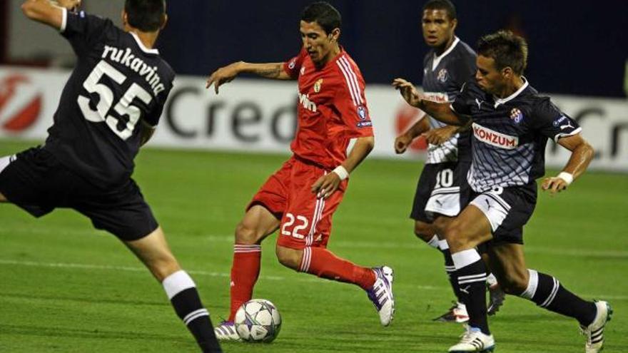 Di María, autor del gol, controla el balón ante la presión de dos jugadores del Dínamo de Zagreb.