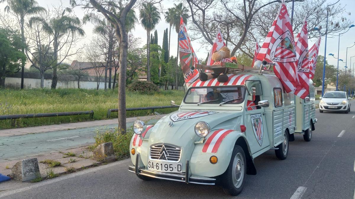 Un coche adorando con banderas del Athletic.
