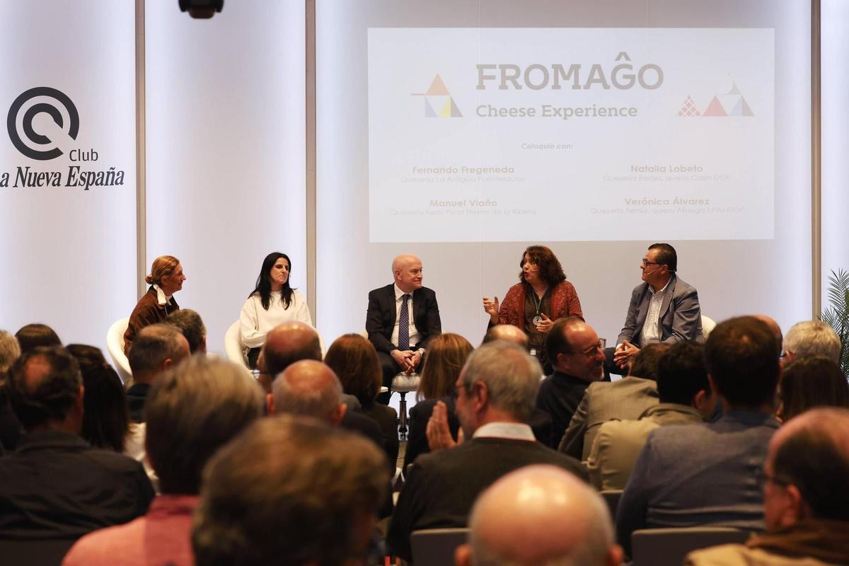 María José Iglesias, moderadora de la mesa redonda, con Verónica Álvarez, Manuel Viaño, Natalia Lobeto y Fernando Fregeneda, en Oviedo.