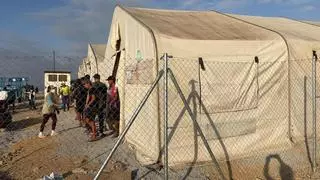 Más de 860 migrantes que pernoctaban por las calles de Ceuta son ubicados en un nuevo campamento en la ciudad