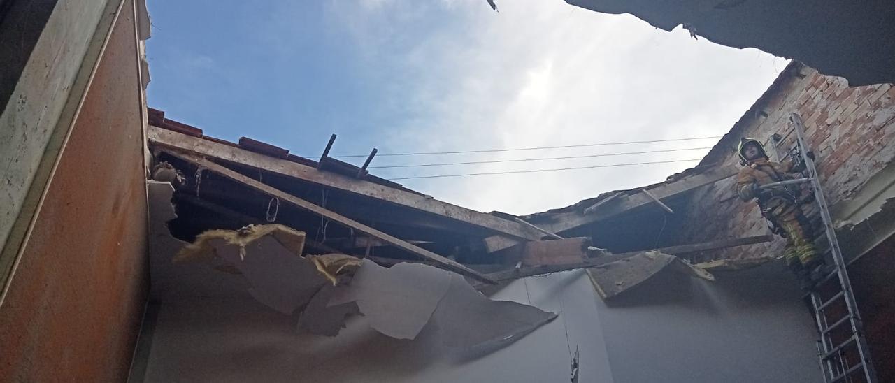 Susto en las fiestas de Petrer: cae parte del techo de un cuartelillo