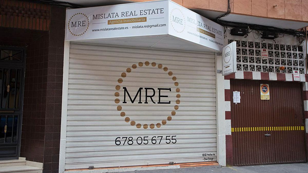 Exterior de la agencia inmobiliaria cuyo responsable está investigado por varias estafas. | FERNANDO BUSTAMANTE