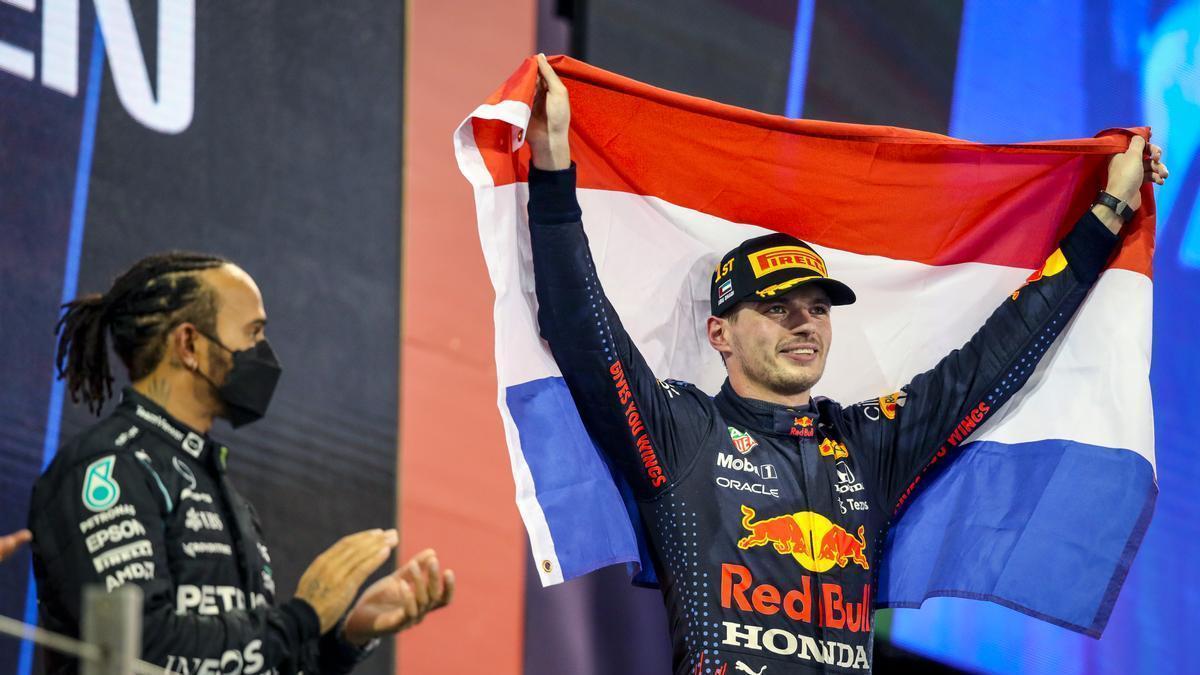 Verstappen celebra su título delante de Hamilton