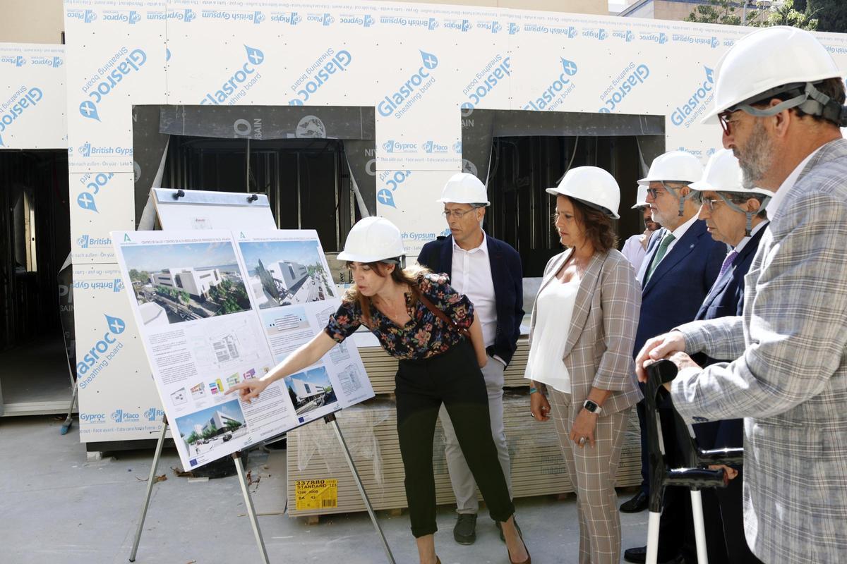 La consejera de salud, el pasado mayo visitando las obras de la antigua Facultad de Derecho