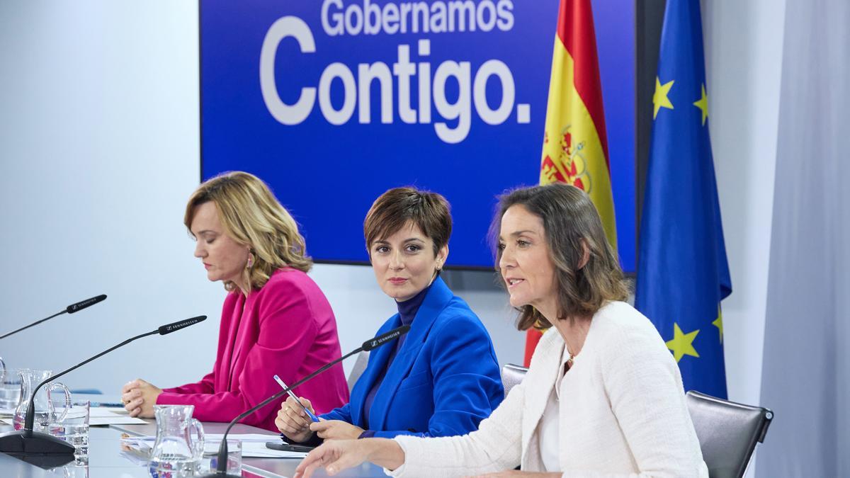 (I-D) La ministra de Educación y Formación Profesional, Pilar Alegría; la Portavoz del Gobierno, Isabel Rodríguez, y la ministra de Industria, Comercio y Turismo, Reyes Maroto en una rueda de prensa tras el Consejo de Ministros, este lunes en La Moncloa.