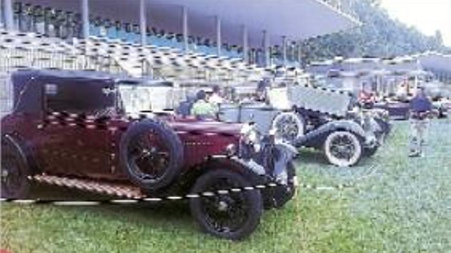 Alguns dels vehicles exhibits i moment del lliurament del guardó al millor de la categoria de postguerra