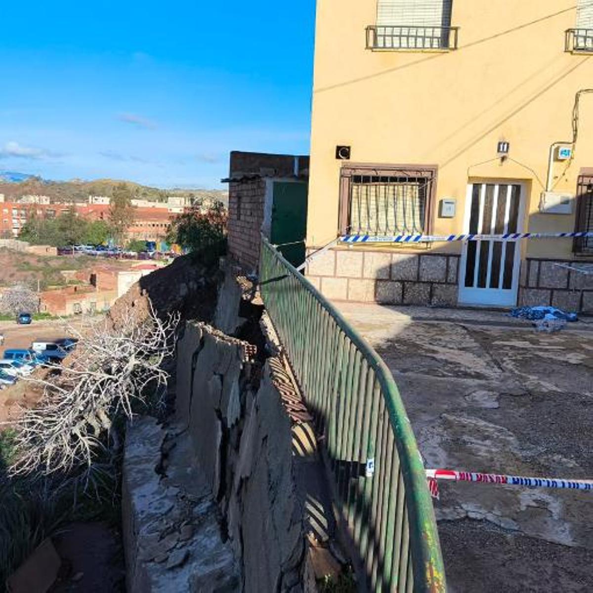 Muro de contención dañado en la calle 'Cañada de Ánimas'.
